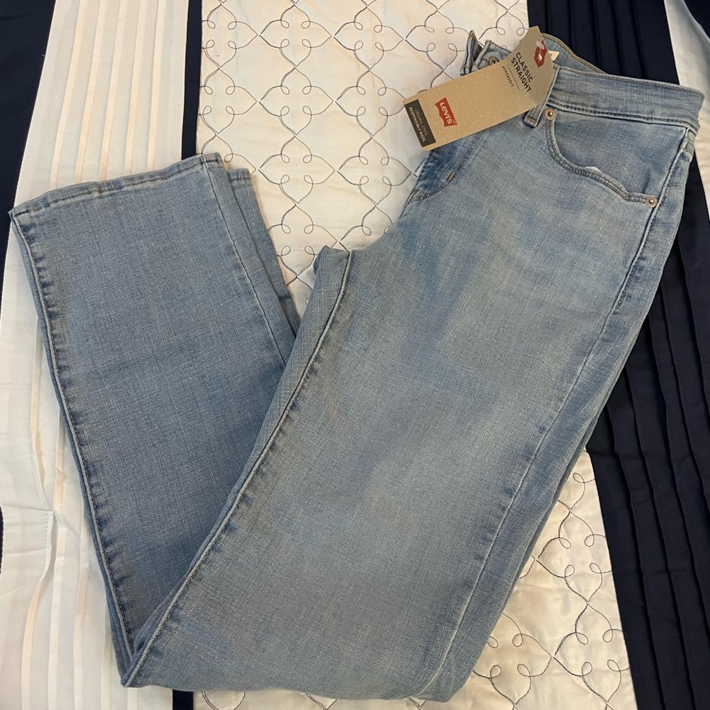 Levi's Women's Classic Blue Straight Leg mid rise Jeans BRAND NEW WITH TAGS
